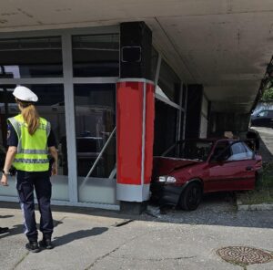 PKW in Auslagescheibe